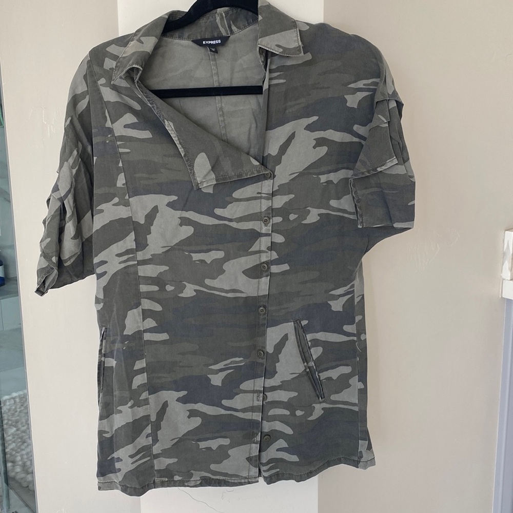 Express size XS Camp shirt sleeve with buttons and one pocket